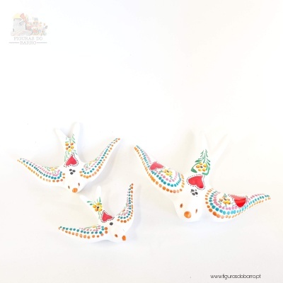 Três figuras decorativas de pardais brancos em cerâmica coloridos