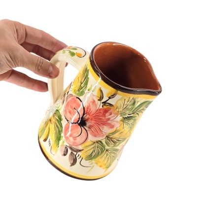 Jarro de cerâmica pintado com flores coloridas e interior castanho