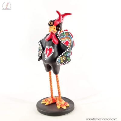 Figura decorativa de galo colorido em base preta