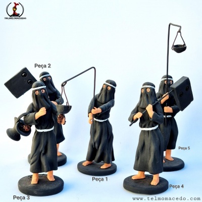 Conjunto de cinco figuras artesanais em cerâmica com túnicas negras e objetos distintos sobre fundo branco