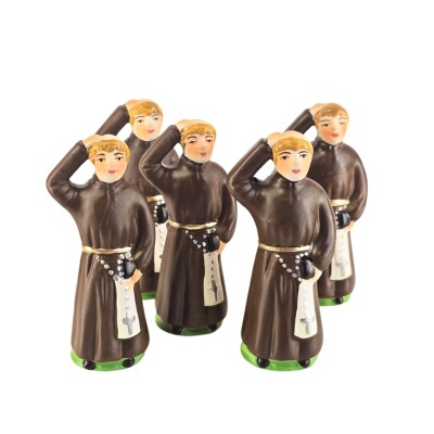 Figuras de cerâmica de monges com hábito castanho e acessórios brancos e pretos, em fundo branco.