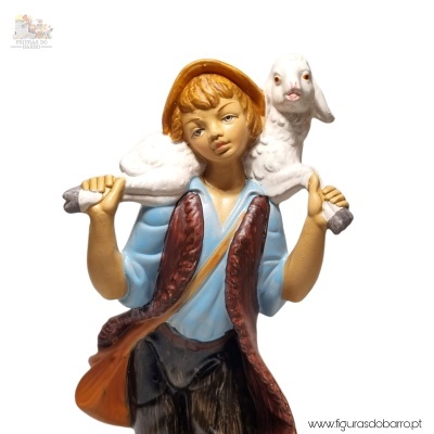 Figura decorativa de pastor menino com carneiro ao ombro em resina pintada