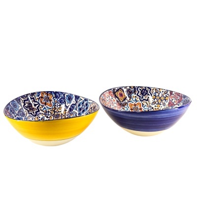 Dois conjuntos de tigelas cerâmicas coloridas com padrão floral e geométrico interior