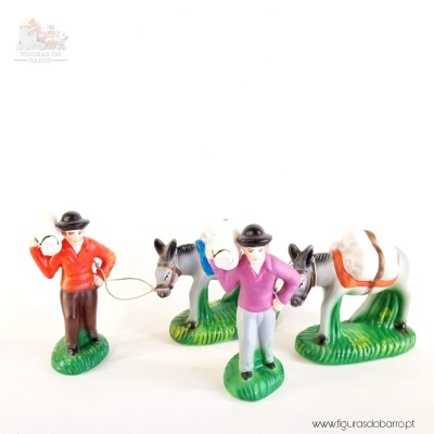 Figuras decorativas de homens e burras em resina