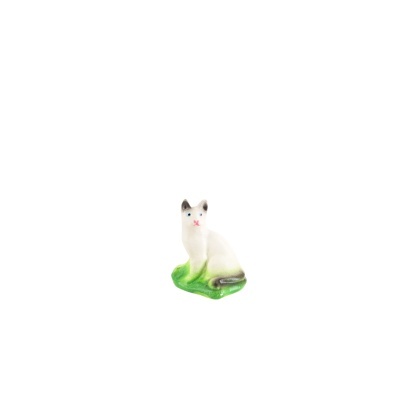Escultura pequena de gato branco com olhos azuis sentado numa base verde.