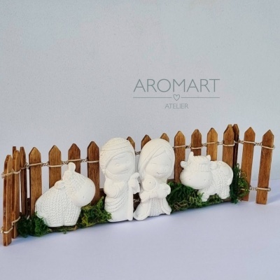 Figura decorativa de presépio branco com cerca de madeira e musgo