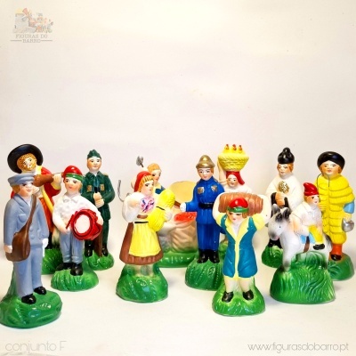 Miniaturas coloridas de pessoas com roupas tradicionais e profissionais em bases verdes de relva