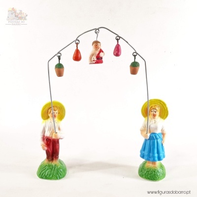 Figura decorativa casal em cerâmica com elementos pendurados em estrutura metálica