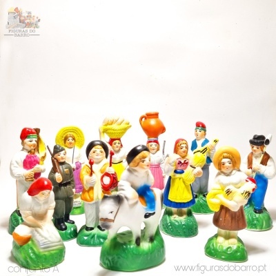 Miniaturas coloridas de figuras tradicionais em trajes típicos com bases verdes