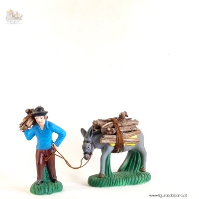Figura de homem com burro a transportar lenha, em base verde e fundo branco