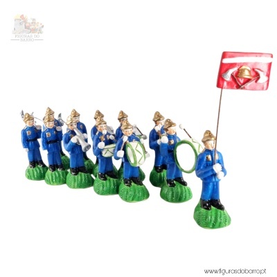 Miniaturas de músicos com uniformes azuis e capacetes dourados a tocar instrumentos