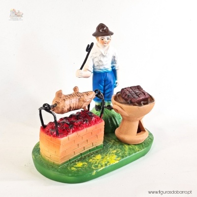 Figura decorativa de homem com porco assado e churrasqueira em tijolos vermelhos
