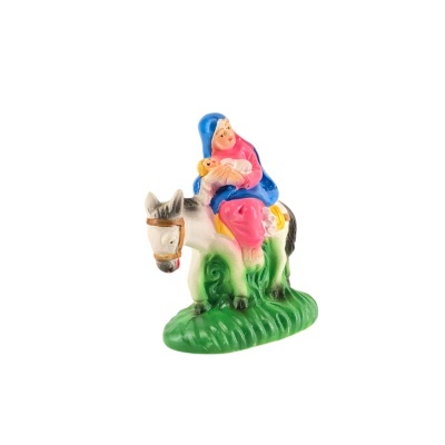 Estatueta colorida de figura feminina com bebé num burro sobre relva