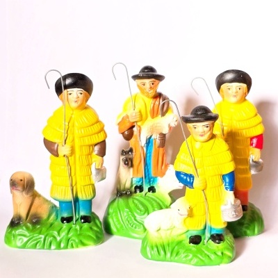 Figuras decorativas de pastores com animais em bases verdes