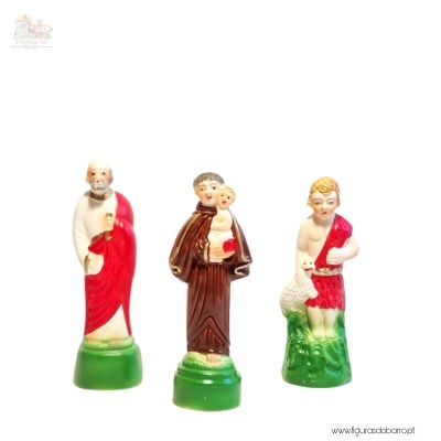 Três figuras religiosas em cerâmica ou plástico pintadas à mão sobre fundo branco