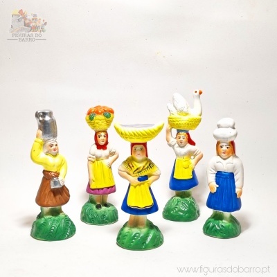 Cinco figuras cerâmicas coloridas de mulheres tradicionais com objetos na cabeça sobre bases verdes