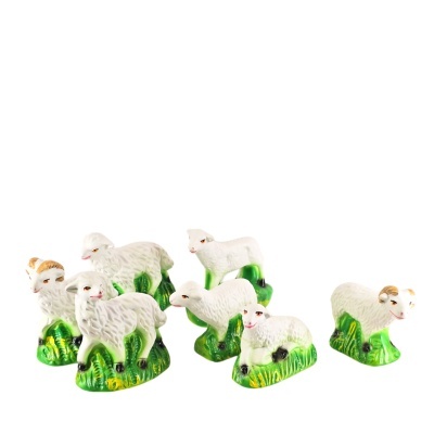 Miniaturas de ovelhas brancas com base verde imitando relva.