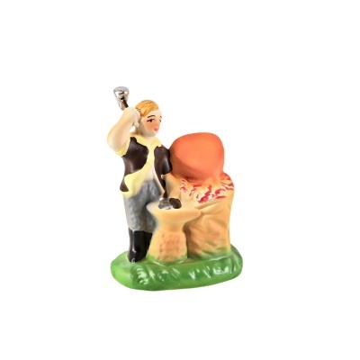Figurinha decorativa de pessoa a usar martelo ao lado de cadeira castanha
