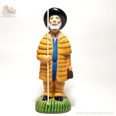 Estátua decorativa de pastor com agasalho amarelo, chapéu preto e cajado