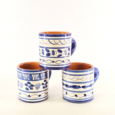 Conjunto de três canecas de cerâmica branca com padrão azul e interior castanho