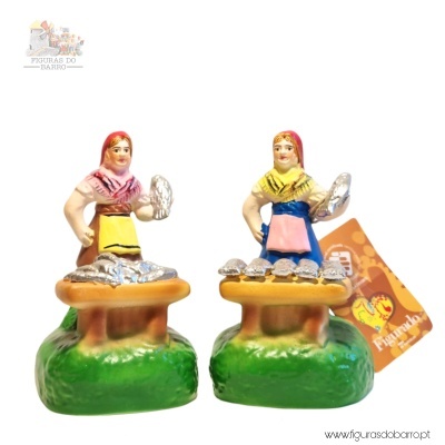 Miniaturas de figuras femininas em cerâmica com pães, em base verde e castanha