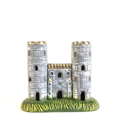 Castelo decorativo cinzento com duas torres e base verde