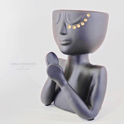 Vaso decorativo em cerâmica preta estilizado com detalhes dourados