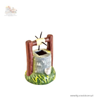 Figura decorativa de poço em barro pintado com base verde