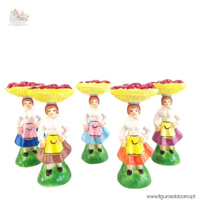 Figuras de mulher em cerâmica pintada com saias coloridas e cestos na cabeça