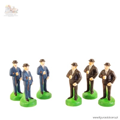 Seis figuras masculinas em miniatura vestindo fatos azul e preto com base verde