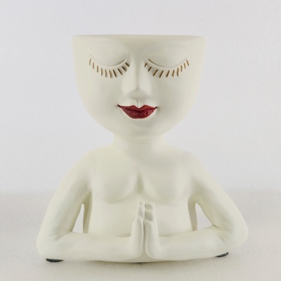 Vaso cerâmico branco com figura humana em meditação e lábios vermelhos