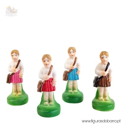 Miniaturas de bonecas em resina com saias coloridas e bases verdes