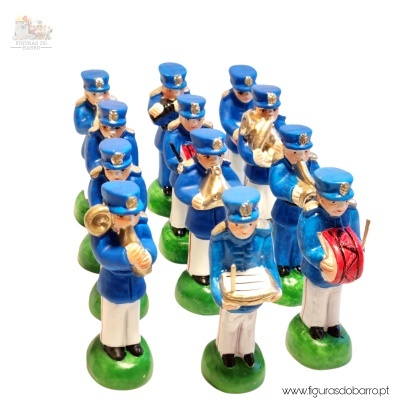 Miniaturas de músicos de banda com uniformes azuis e instrumentos variados
