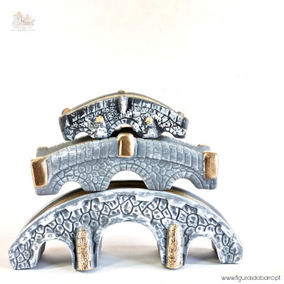 Figura decorativa de três pontes cinza com detalhes dourados empilhadas