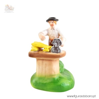 Figura decorativa de homem a trabalhar numa tora com ferramentas