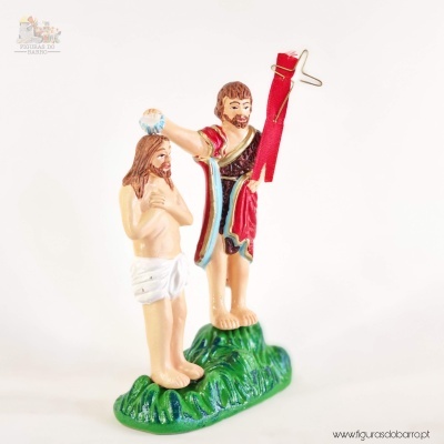 Estátua do batismo de Jesus com cores vibrantes e base verde