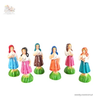 Seis estatuetas coloridas de mulheres vestidas com saias e lenços na cabeça sobre bases verdes