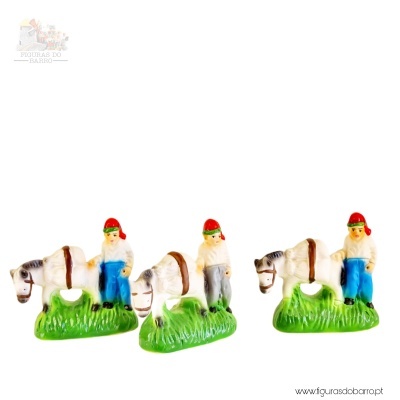 Figuras cerâmicas de homens com gorro e burros em bases verdes