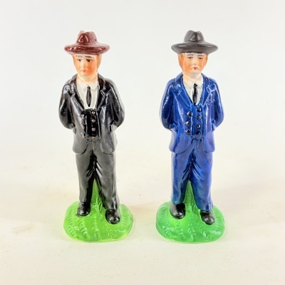 Duas miniaturas de homens em fatos vintage coloridos em bases verdes