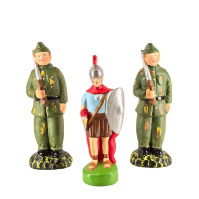 Três figuras de brinquedo militares e gladiador em fundo branco