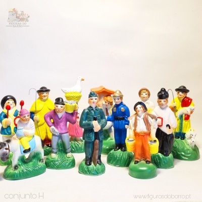 Conjunto de 11 figuras de borracha coloridas de pessoas com bases verdes
