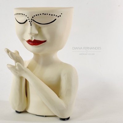 Vaso decorativo em cerâmica creme com rosto e mãos estilizadas