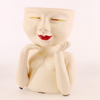 Vaso decorativo em cerâmica branco com rosto e mãos esculpidas