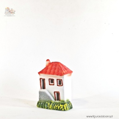 Miniatura de casa em cerâmica com telhado vermelho e base verde