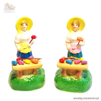 Figuras coloridas de mulheres com chapéus amarelos e martelos em mesas amarelas sobre bases verdes