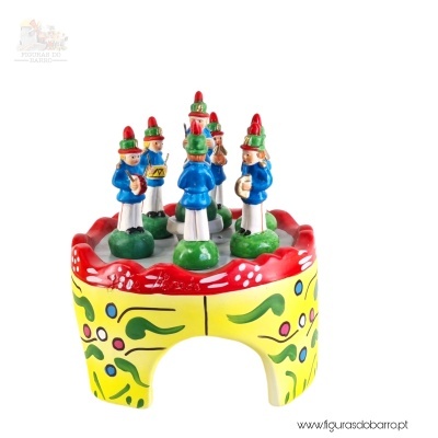 Pequena peça decorativa de madeira com músicos pintados