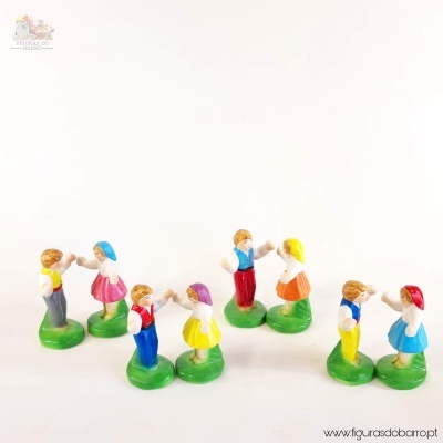 Sete pares de figuras de cerâmica coloridas em bases verdes representando casais tradicionais