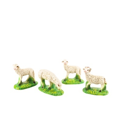 Figuras decorativas de ovelhas em resina com base verde de relva