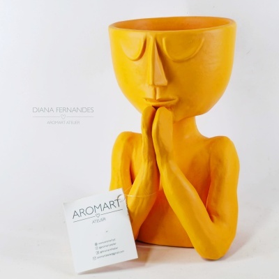 Vaso decorativo amarelo figurativo com mãos juntas em oração