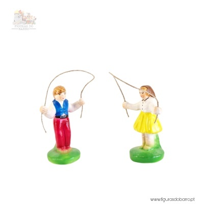 Duas figuras decorativas em cerâmica, crianças com varas de pesca